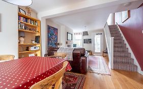 Chic 2-Bedroom Townhouse In Vibrant Abergavenny
